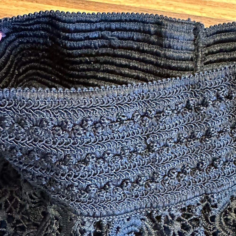 Black lace shorts. Elastic waistband. - Picture 3 of 3